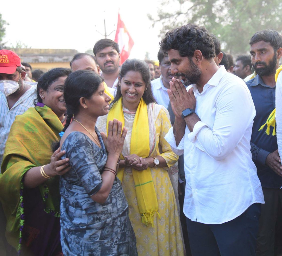 JaiTDP's tweet photo. ఉరవకొండ నియోజకవర్గం కూడేరు క్యాంప్ సైట్ నుండి 62వ రోజు యువగళం పాదయాత్ర ప్రారంభించిన నారా లోకేష్ కు ప్రజలు బ్రహ్మరథం పడుతున్నారు . కూడేరు సంగమేశ్వర జోడు లింగాల స్వామి ఆలయంలో దర్శనం చేసుకొని ప్రత్యేక పూజా కార్యక్రమంలో పాల్గొన్నారు నారా లోకేష్. (1/3) https://t.co/8B8KOf7ZNd