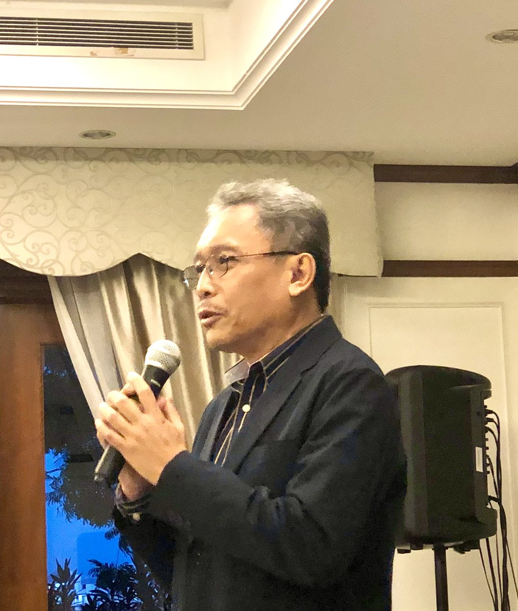 Chutintorn_Sam's tweet photo. ASEAN dinner hosted by HE Mr. Merdardo Macaraig, Ambassador of the Philippines🇵🇭 to Singapore🇸🇬 with guest of honour Ms. Constance See, Ministry of Foreign Affairs of Singapore. Ambassador Macaraig provided the Filipino &amp; ASEAN regional cuisine &amp; karaoke🎤🎵 entertainment. https://t.co/oGQb707unU