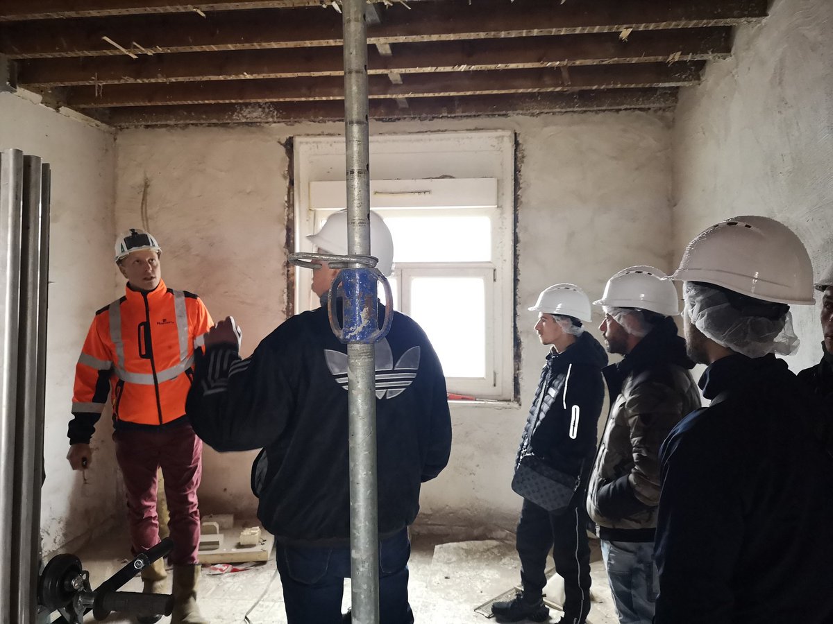 Cité St Pierre Condé s/Escaut Pôle emploi et CD2e s'associent pour promouvoir les métiers du bâtiment avec la baraque à FIT +visite chantier. Merci <a href="/maisonsetcites/">Maisons & Cités</a> et <a href="/Ramery/">Robert Amery</a> pour l'accueil 👍👍 <a href="/FrederiqueSeels/">Frédérique Seels</a> @FredericDanel <a href="/BenoitDegaille/">BENOIT DEGAILLE</a> <a href="/RogerDemaret/">Demaret</a> <a href="/MarianneCazalet/">Marianne Cazalet</a> #ERBM