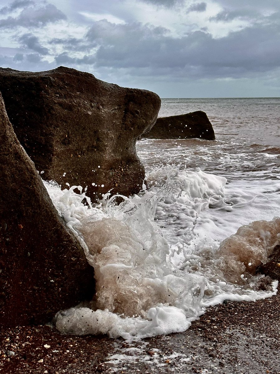 BlithSpirit's tweet photo. It’s strange the way time moves at the beach. You can  stand and watch the waves crash  for hours and it would feel like only minutes have passed. @PiersSociety @Teignbridge @teignnews @VisitDevon @TeignmouthLove @TeignTourism @TeignmouthPier @TeignHeritage @ClubTeignmouth https://t.co/GF2bhI5HGt