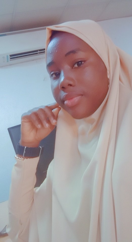 AramideAraola's tweet photo. It's good to have a fashion designer as a sister 😎💯
Got back from Osogbo yesterday, only to see this beautiful piece made by my sister, as a big sis wey I be moya hijacked eh 😎 https://t.co/uIBMmWYS9k