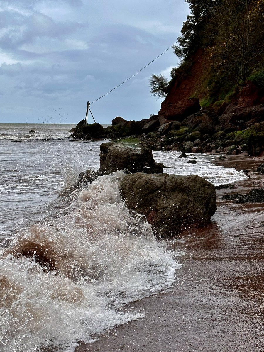 BlithSpirit's tweet photo. It’s strange the way time moves at the beach. You can  stand and watch the waves crash  for hours and it would feel like only minutes have passed. @PiersSociety @Teignbridge @teignnews @VisitDevon @TeignmouthLove @TeignTourism @TeignmouthPier @TeignHeritage @ClubTeignmouth https://t.co/GF2bhI5HGt