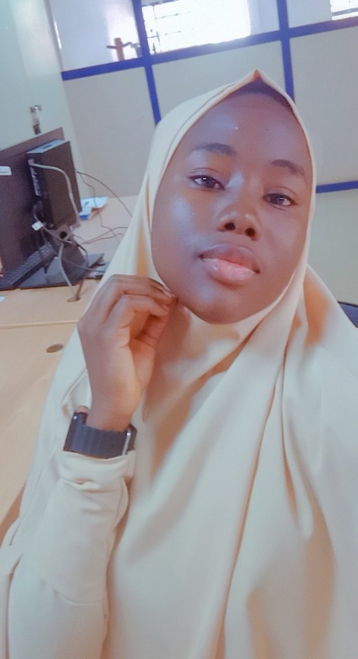 AramideAraola's tweet photo. It's good to have a fashion designer as a sister 😎💯
Got back from Osogbo yesterday, only to see this beautiful piece made by my sister, as a big sis wey I be moya hijacked eh 😎 https://t.co/uIBMmWYS9k