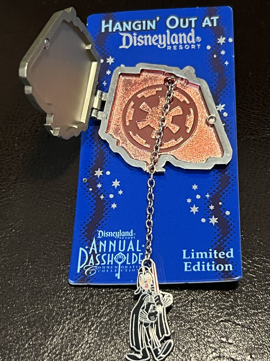 TeriE's tweet photo. LIMITED EDITION Disney Pin #STARWARS TOURS #DLRpassholder LE 3000 #GoofyVader #darthvader #disneystarwars Dangle Hinged 2014 #starwars #startours #disneyland #disneypintrading #HTFdisneypins #disneypinsforsale #ebayfinds https://t.co/tDGmIxg2rO #eBay via @eBay https://t.co/HgaN8y9KVE