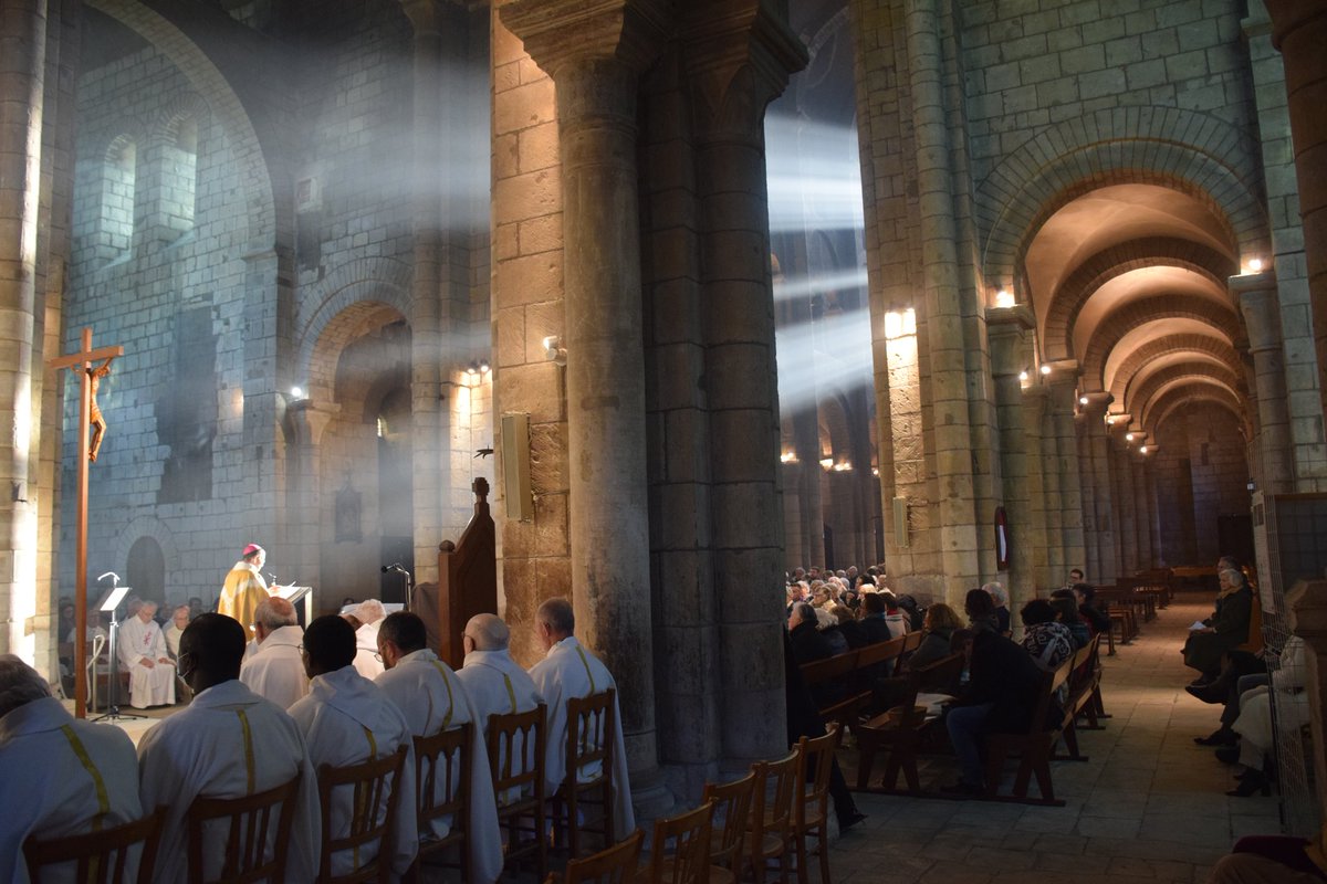 diocese_nevers's tweet photo. Messe chrismale ce mercredi saint présidée par Mgr Benoît Rivière, administrateur apostolique entouré des prêtres et des diacres du diocèse en l'église Saint-Etienne à Nevers. Bon Triduum pascal à tous
#SemaineSainte https://t.co/T7wOAjcW00