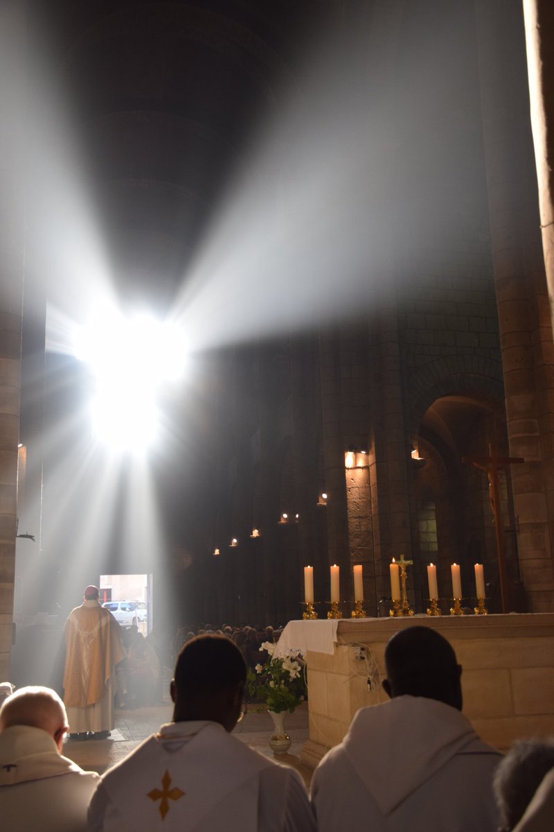 diocese_nevers's tweet photo. Messe chrismale ce mercredi saint présidée par Mgr Benoît Rivière, administrateur apostolique entouré des prêtres et des diacres du diocèse en l'église Saint-Etienne à Nevers. Bon Triduum pascal à tous
#SemaineSainte https://t.co/T7wOAjcW00