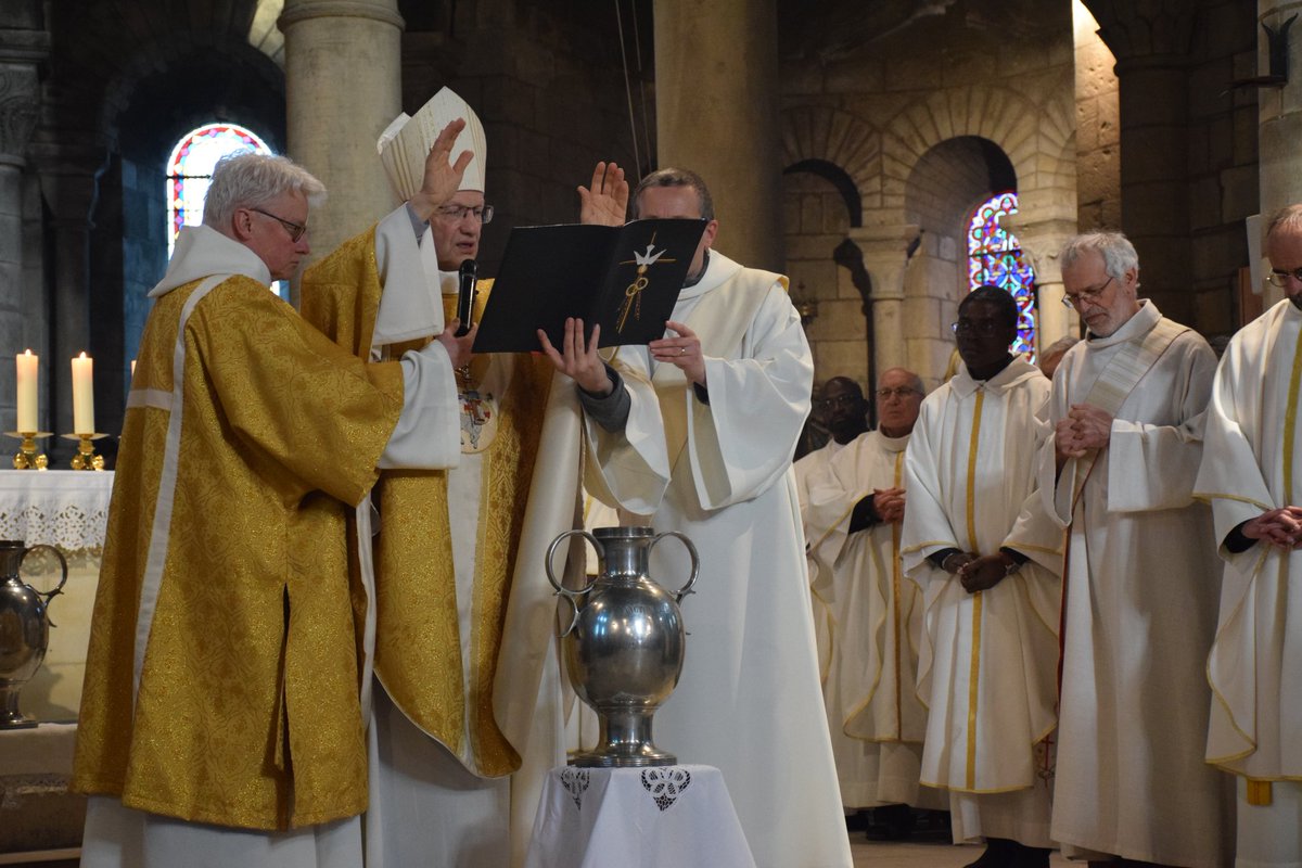 diocese_nevers's tweet photo. Messe chrismale ce mercredi saint présidée par Mgr Benoît Rivière, administrateur apostolique entouré des prêtres et des diacres du diocèse en l'église Saint-Etienne à Nevers. Bon Triduum pascal à tous
#SemaineSainte https://t.co/T7wOAjcW00