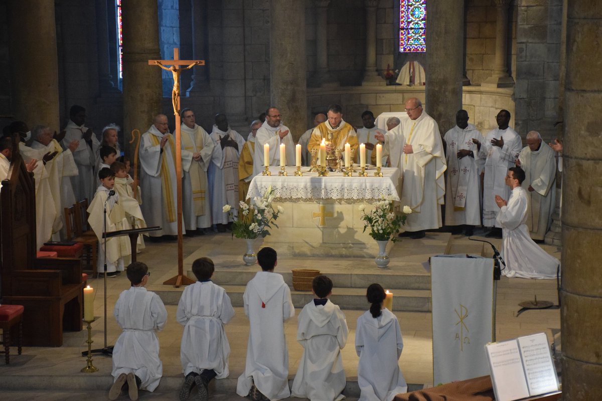 Messe chrismale ce mercredi saint présidée par Mgr Benoît Rivière, administrateur apostolique entouré des prêtres et des diacres du diocèse en l'église Saint-Etienne à Nevers. Bon Triduum pascal à tous
#SemaineSainte