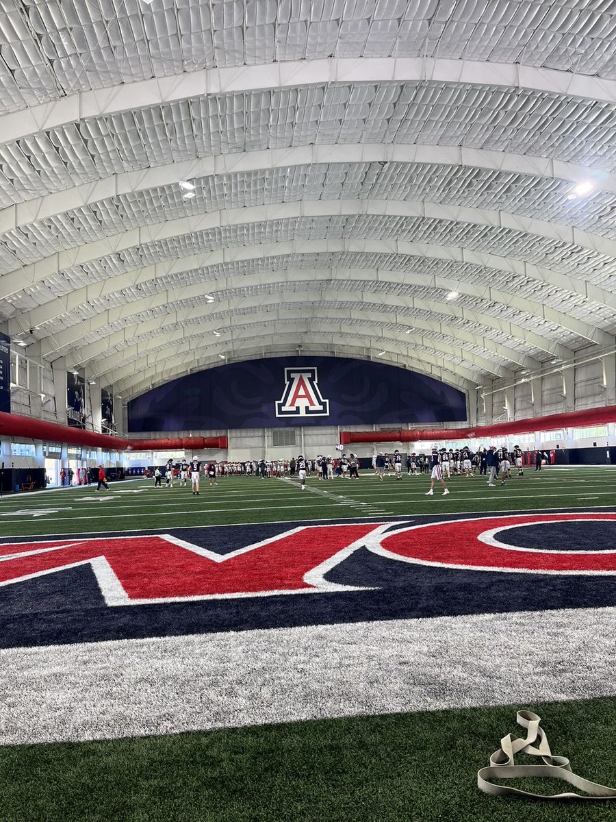 I had a great time <a href="/ArizonaFBall/">Arizona Football</a> on a unofficial, thankful for the coaches and staff who made it a great experience touring and watching spring ball🐻🏈 <a href="/Ballhawk__8/">Armond Hawkins JR “Mondo”</a> <a href="/CoachOmura/">Josh Omura</a> <a href="/SwainChristian5/">Coach Swain</a> <a href="/BrandonHuffman/">Brandon Huffman</a> <a href="/247Sports/">247Sports</a> #hospitalitywasgreat #beardown