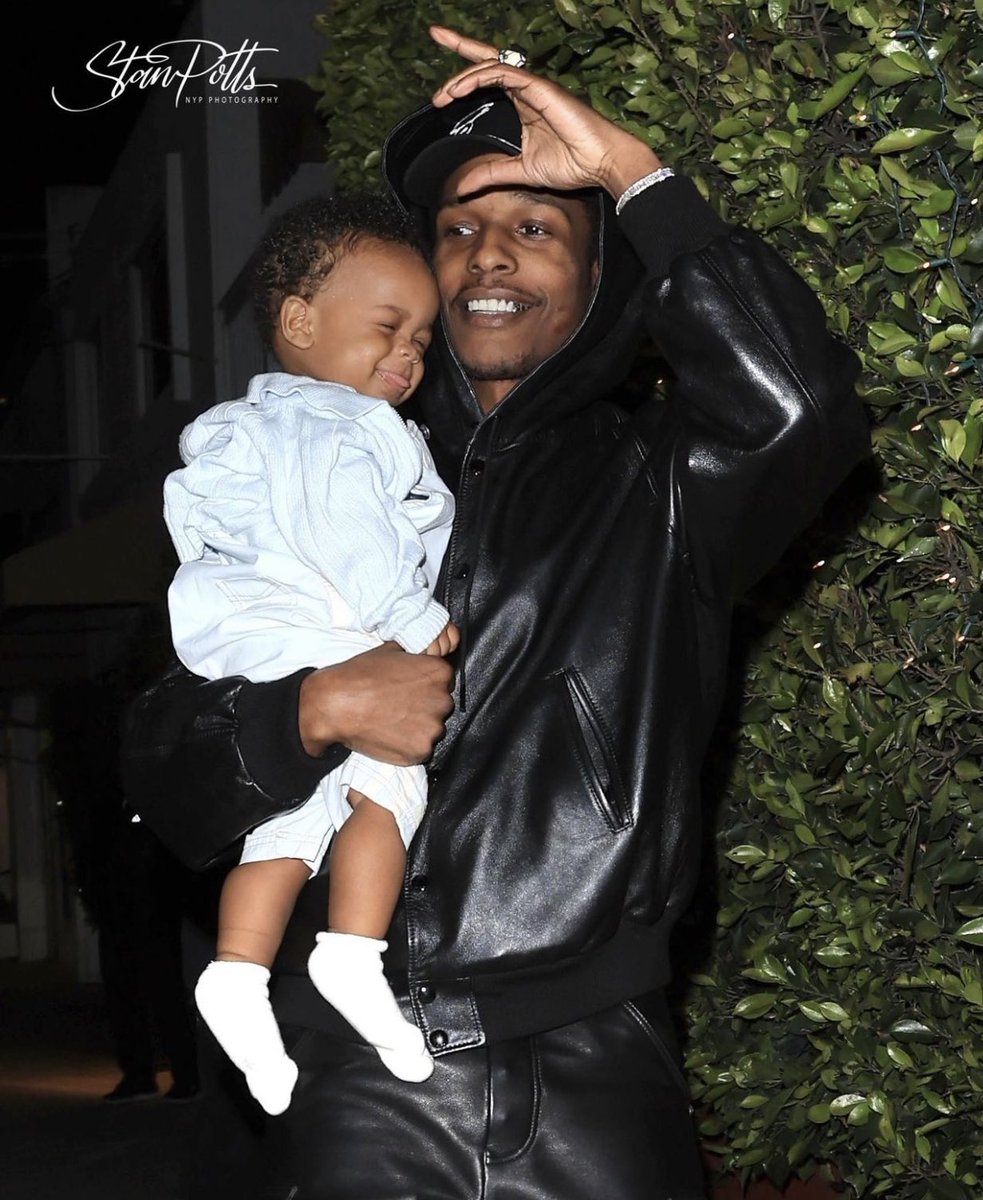 Such a cute family! <a href="/rihanna/">Rihanna</a> and Asap Rocky with their beautiful son for dinner 🖤