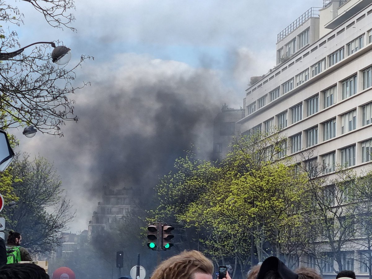 Maatnefer1's tweet photo. #Macron nous fait la guerre et sa police aussi. #Denfert https://t.co/UYhAL0ixoS