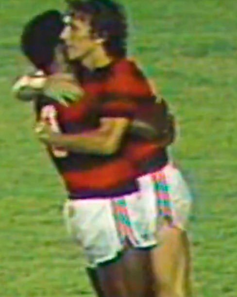 #PeléEterno
Naquele 06 de abril de 1979 o Maracanã viu algo mágico. Pelé vestindo a 10 do Mengão, ao lado de Zico, Júnior e vários craques rubro-negros.

A ocasião foi um amistoso contra o Atlético-MG em prol das vítimas das enchentes em Minas Gerais. A arquibancada, em festa,…