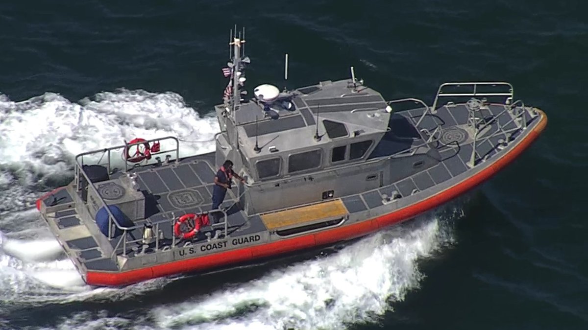 Rollpantilt's tweet photo. #BreakingNews @USCG Jayhawk helicopter @VenicePD @MyFWC and @SarasotaSheriff marine units on scene in #Venice searching for plane crash wreckage just west of the Venice Pier. #SkyFox1🦊 See more on this story @FOX13News @abcactionnews @10TampaBay @mcclellantv https://t.co/jJpearye94