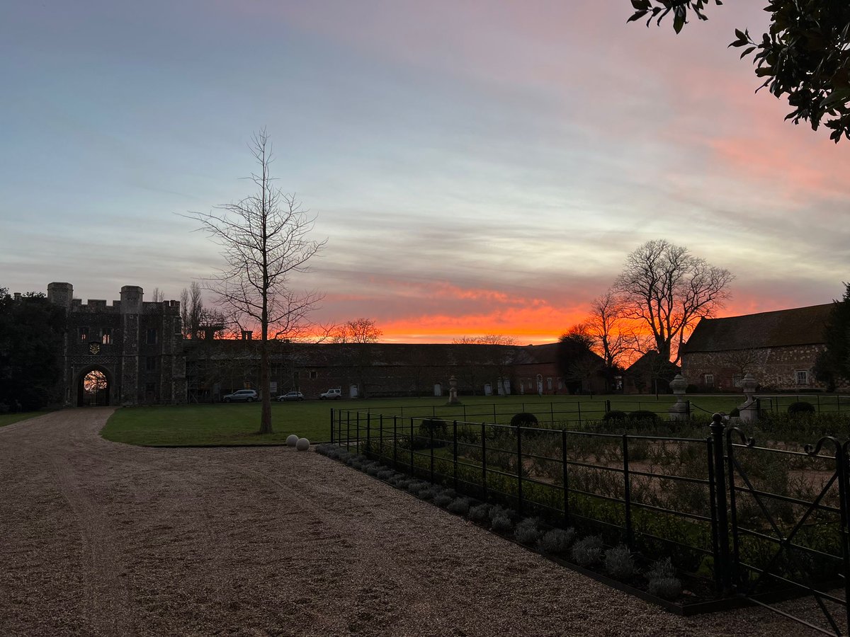 stosythpriory_'s tweet photo. Stunning sunset over the estate recently – how regal does The Gatehouse look?

#StOsythPriory #StOsyth #HistoricVenue #CountryEstate #EssexVenue #EssexCountryside #WeddingVenue #EventVenue #Essex https://t.co/kV1LORgtnG