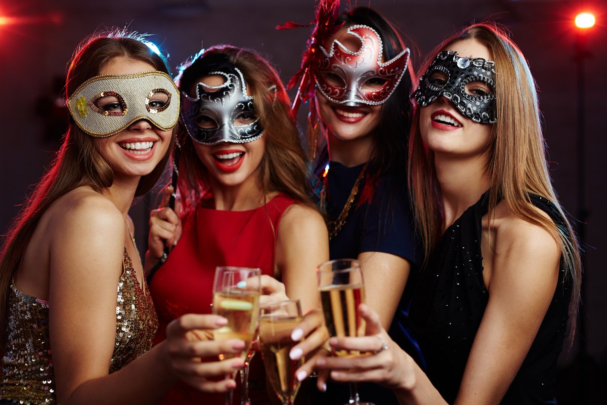 It's time to dust off your finest attire and join us for an unforgettable evening of glamour and mystery at the Hogarths Masquerade Ball!  🎭

📆 12th May
🎟 £65* per ticket

Book your tickets here. ⤵️
🖥 bit.ly/3ZsBuJz
#HogarthsStoneManor #MasqueradeBall