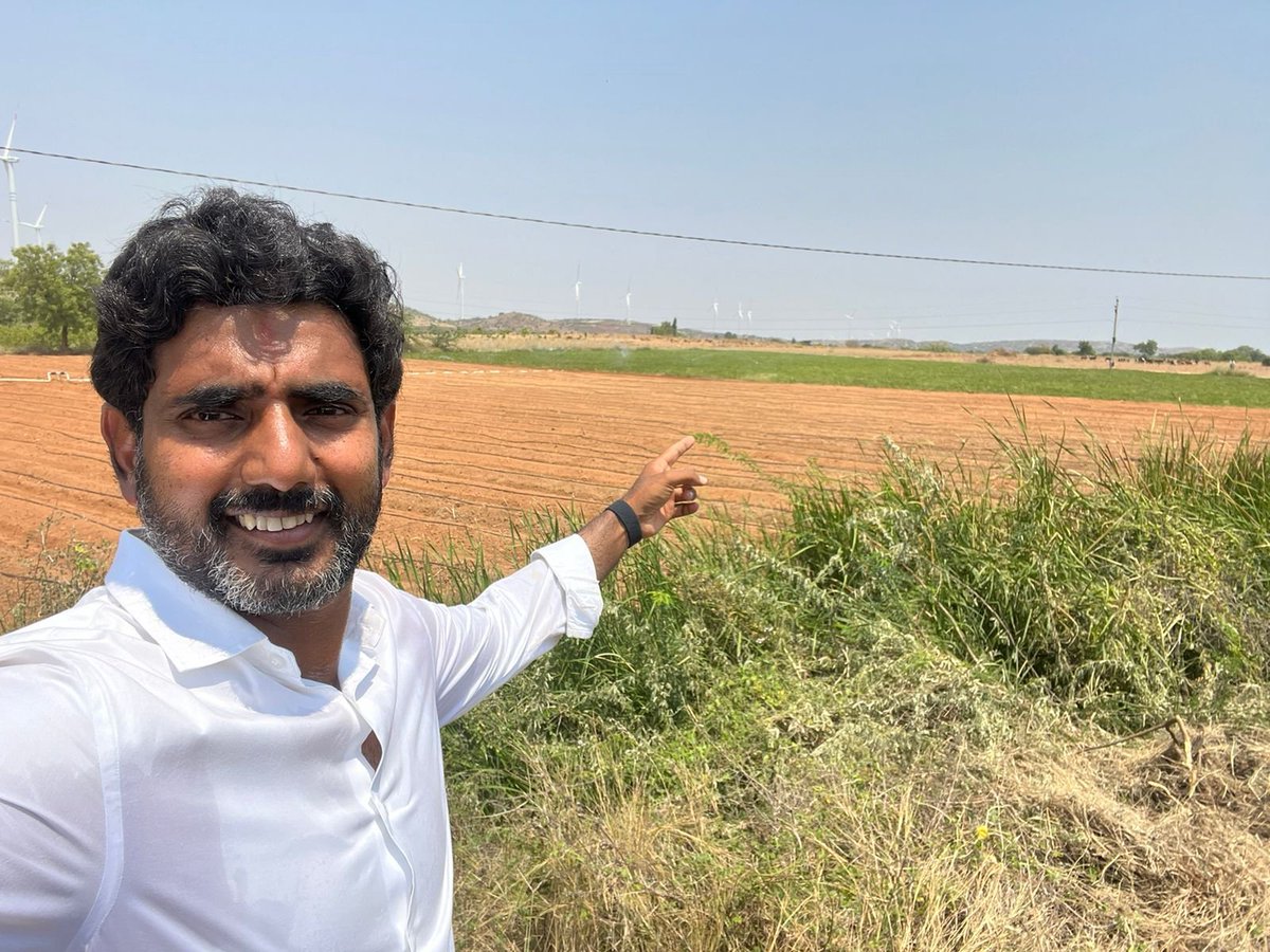 naralokesh's tweet photo. అనంత‌పురం జిల్లాలో యువ‌గ‌ళం పాద‌యాత్ర సాగుతుండ‌గా, కూడేరు వ‌ద్ద మండువేస‌విలో క‌నిపించిన ఈ ప‌చ్చ‌ని పంట‌లు టిడిపి ప్ర‌భుత్వం రైతుల‌కు చేసిన మేలుకు ప‌చ్చ‌ని సాక్ష్యం. ఒక్క ఉరవకొండ నియోజకవర్గంలో రూ.890 కోట్లతో మంజూరు చేసిన  మెగా డ్రిప్ పథకంతో 50 వేల ఎకరాలు సాగ‌వుతున్నాయి.(1/2) https://t.co/egdAEG942s