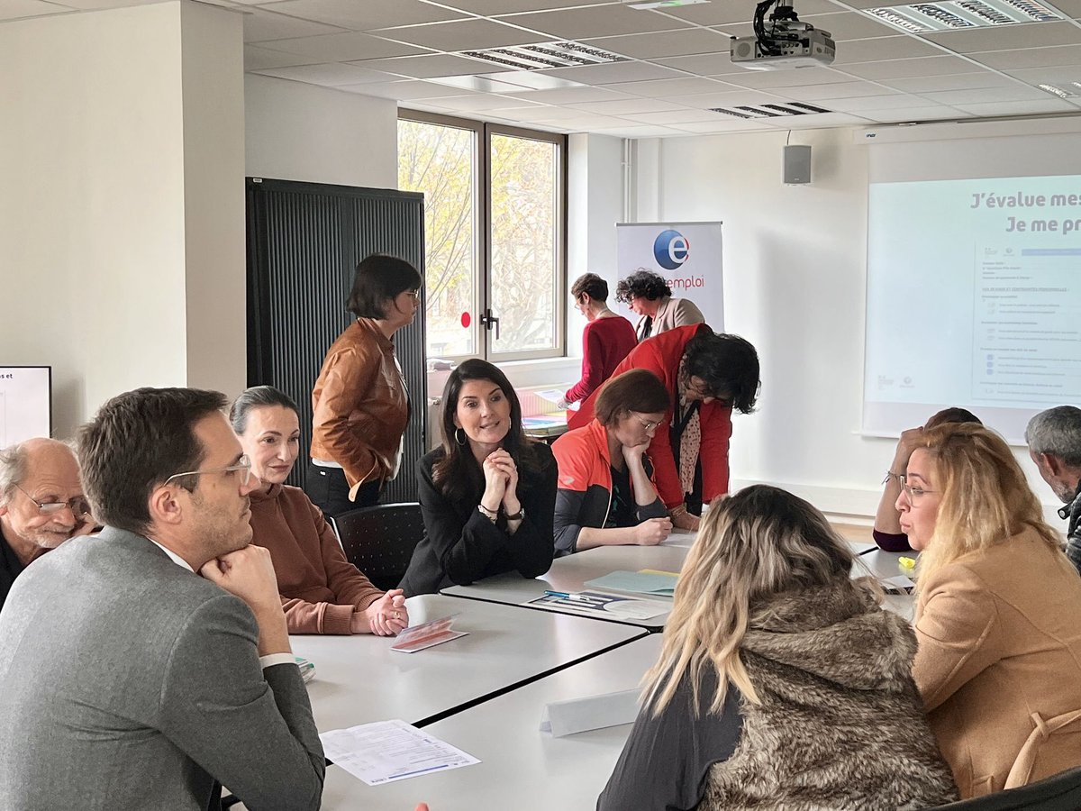 Prefet27's tweet photo. C’est parti pour l’expérimentation #FranceTravail dans l’#Eure : les 1ers allocataires du RSA ont été reçus par les agents de @Poleemploi_Ndie, @EureenNormandie et CAF. 
A partir d’un auto-diagnostic et d’entretiens, un accompagnement intensif, personnalisé leur sera proposé https://t.co/LBIOsaaSb6
