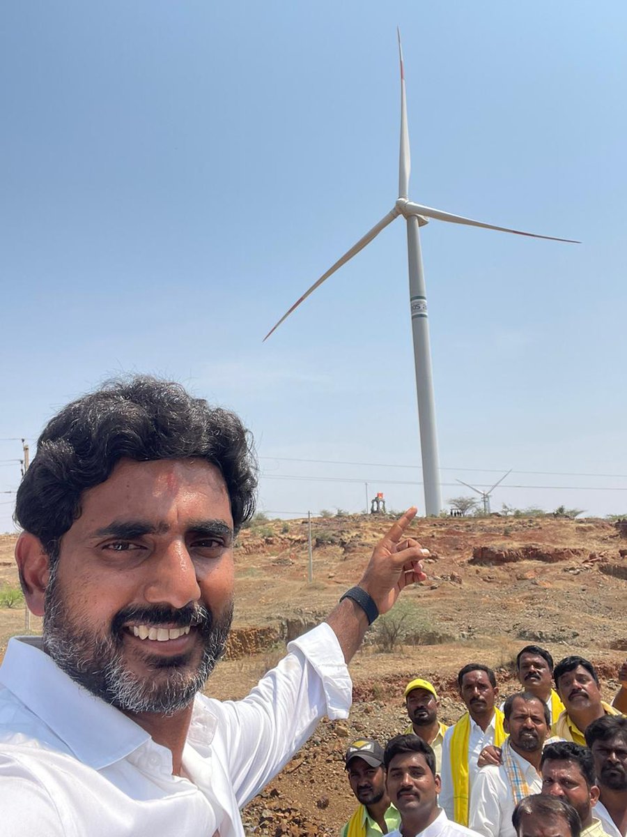 naralokesh's tweet photo. అనంత‌పురం జిల్లాలో పాద‌యాత్ర సాగుతుంటే మేము తీసుకొచ్చిన కంపెనీలు, అవి క‌ల్పించిన ఉపాధి, ఉద్యోగాలు ఎదురై ఎంతో సంతోషాన్నిచ్చింది. కూడేరు వ‌ద్ద క‌నిపిస్తున్న ఈ రెన్యూవబుల్ ఎనర్జీ ప్రాజెక్టుని రాష్ట్రానికి తీసుకొచ్చింది మేము అని గ‌ర్వంగా చెబుతున్నాను.(1/2) https://t.co/8SpSonfYOy