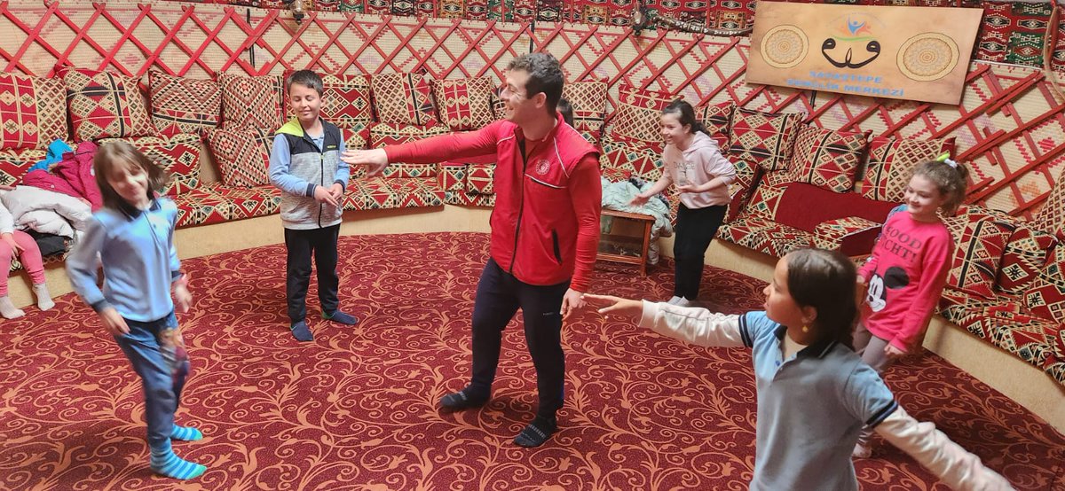 İlkokul öğrencilerimiz ile kitap okuma etkinliğinde buluştuk.Has Odamızda çeşitli eğitsel oyunlar oynadık.
#GSBGH
#MerkezimdeSendeVarsın