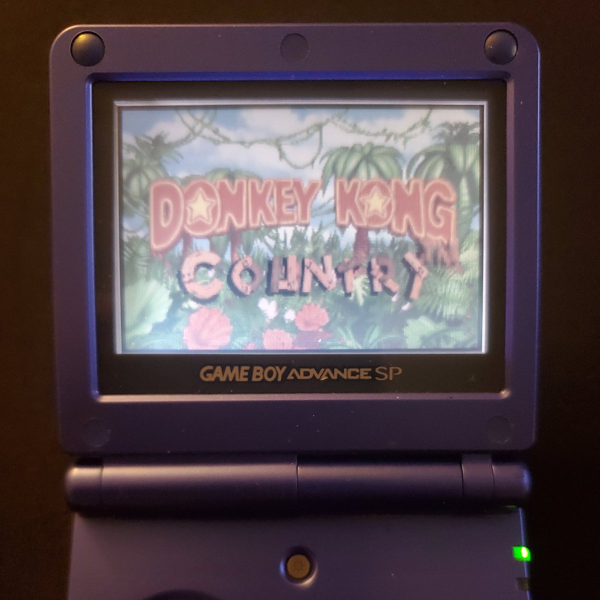 MouraBros's tweet photo. Title Screen Thursday
Donkey Kong Country Trilogy
#titlescreenthursday #Nintendo #gameboyadvance #gba #gameboyadvancesp #gbasp #gameboymicro #donkeykongcountry #donkeykongcountry2 #donkeykongcountry3 #donkeykong #diddykong #dixiekong https://t.co/txvgdRqVrX