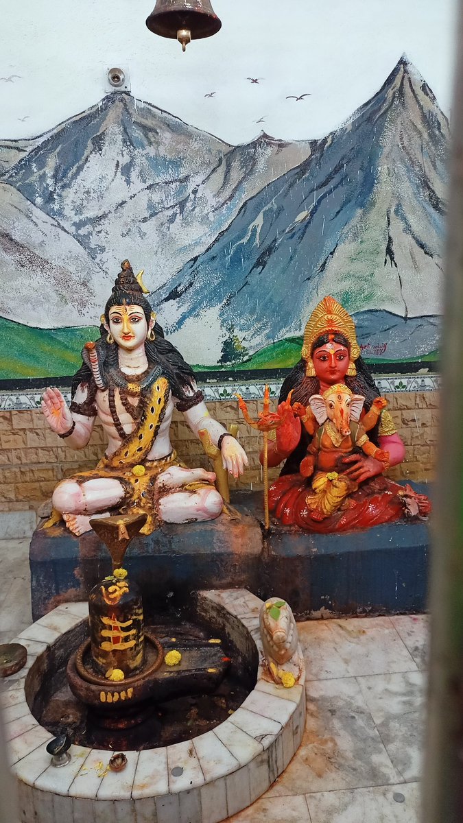कर्पूरगौरं करुणावतारं संसारसारं भुजगेन्द्रहारम् सदा बसन्तं हृदयारबिन्दे भबं भवानीसहितं नमामि‼️🌸🙏जय शिव- शक्ति❤️🙏
ॐ नमः शिवाय🔱🚩जय माता पार्वती🌺🙏