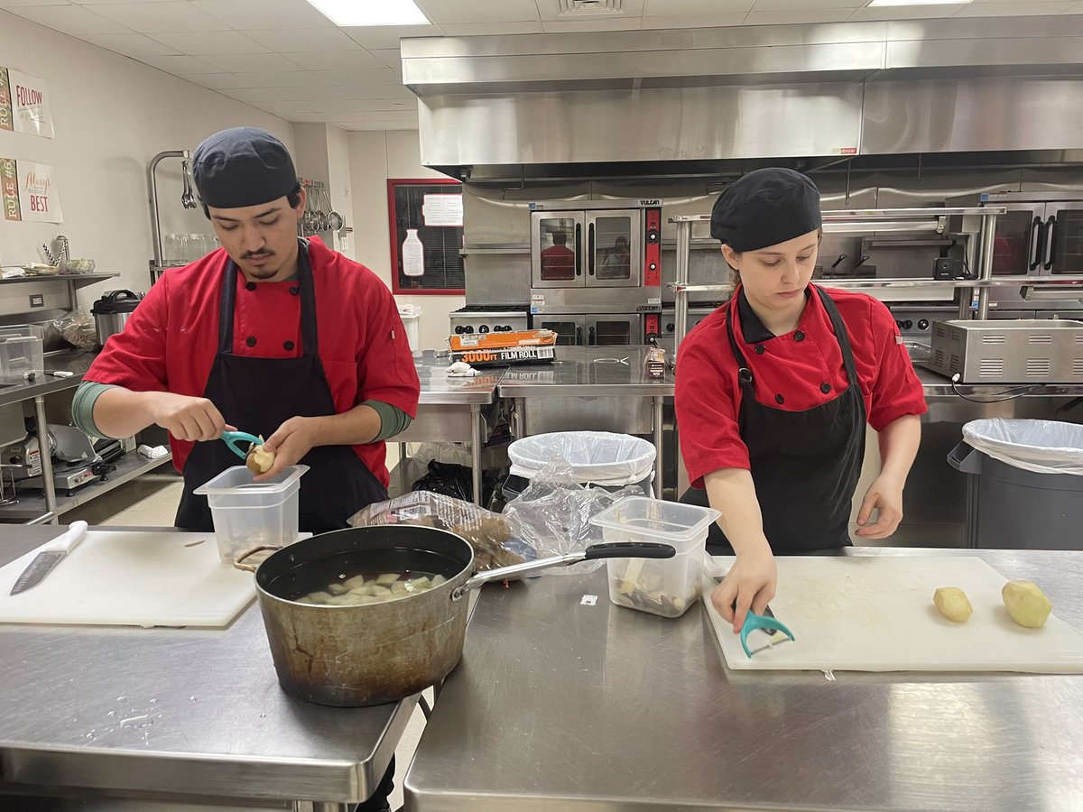 ChefAndersonSHS's tweet photo. Culinary students are preparing lunch in celebration of our hardworking Assistant Principals, Dean of Instruction and Campus Testing Coordinator!!! Thank you for all that you do! @SplendoraISD @SplendoraHigh @SplendoraCTE https://t.co/lXVtjEO92S
