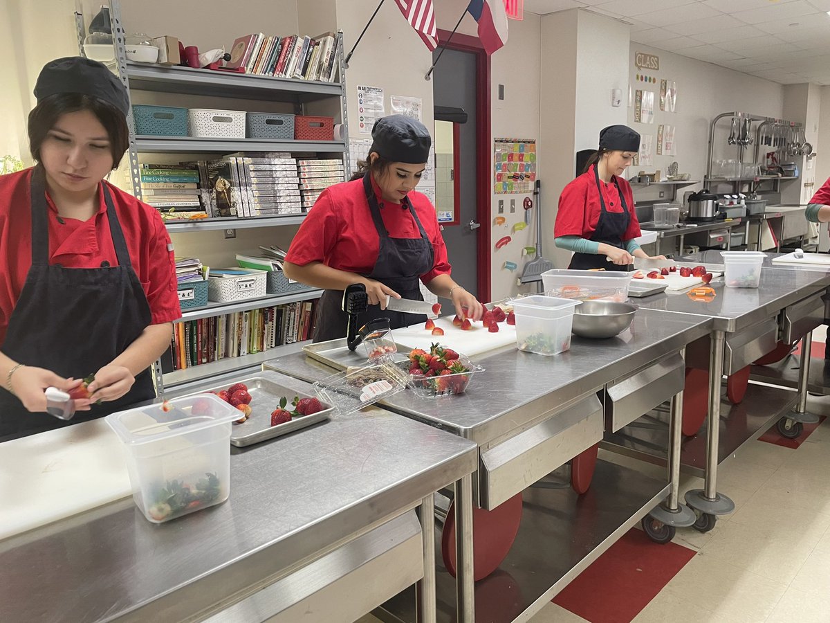 ChefAndersonSHS's tweet photo. Culinary students are preparing lunch in celebration of our hardworking Assistant Principals, Dean of Instruction and Campus Testing Coordinator!!! Thank you for all that you do! @SplendoraISD @SplendoraHigh @SplendoraCTE https://t.co/lXVtjEO92S