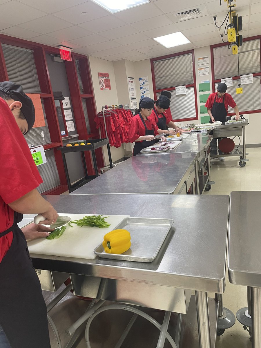 ChefAndersonSHS's tweet photo. Culinary students are preparing lunch in celebration of our hardworking Assistant Principals, Dean of Instruction and Campus Testing Coordinator!!! Thank you for all that you do! @SplendoraISD @SplendoraHigh @SplendoraCTE https://t.co/lXVtjEO92S