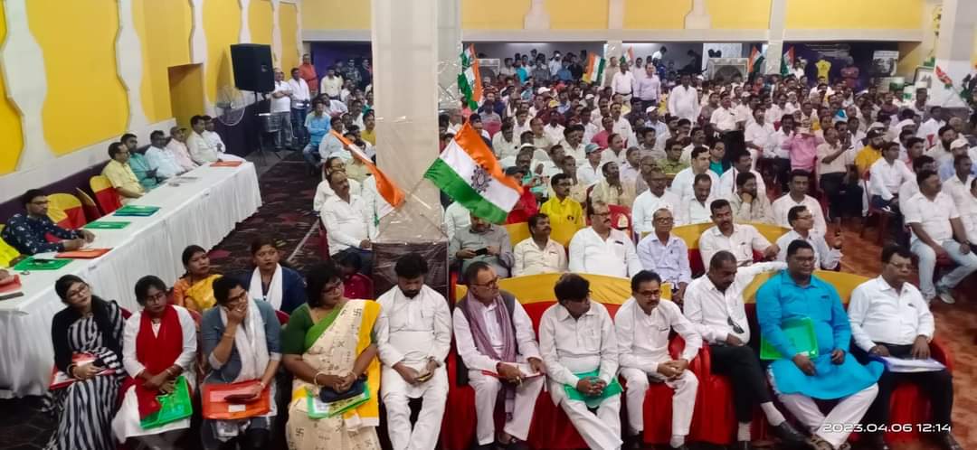 INC_PrasadNidhi's tweet photo. आज #RCMU के अध्यक्ष श्री @KumarJaimangal जी के नेतृत्व में केंद्रीय कार्यकारिणी समिति की बैठक सभा फुसरो में आयोजित की गयी परन्तु सभा के दौरान शिक्षा मंत्री जगरनाथ महतो जी के मृत्यु का ख़बर आने के बाद सभा को स्थगित कर दी गयी एवं मौन धारण कर आत्मा की शान्ति के लिए प्रार्थना की गयी। https://t.co/lRJEFGeXJv