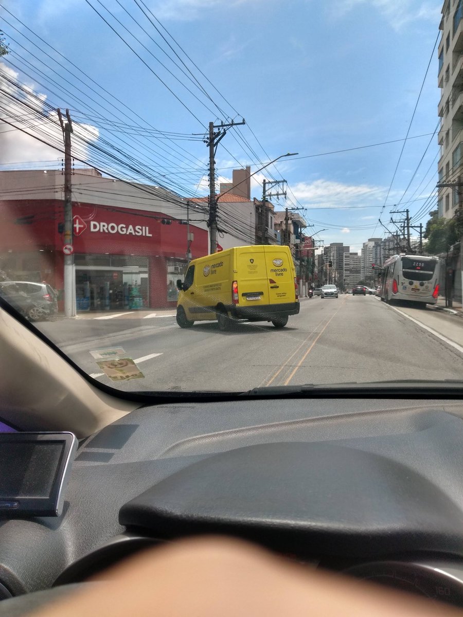 daniloabujamal's tweet photo. @MercadoLivre do montante investido no Brasil, que tal destinar uma fatia à educação e conscientização das regras do trânsito?

Vocês são protagonistas, precisam assumir a vanguarda da mudança dando o exemplo.

Que tal criar um material publicitário a respeito? https://t.co/Elo565HdIv