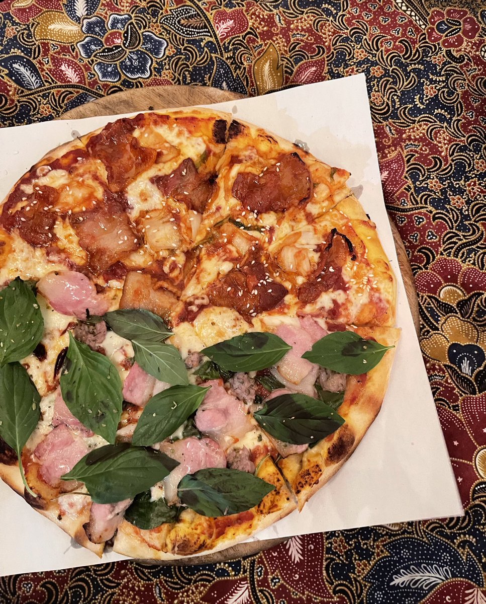 Gatoonmonpark's tweet photo. Street Pizza 🍕🥗🍝✨

อร่อยทุกอย่าง กินเกลี้ยงกระทั่งโหระพา55555555555555 ซูกินีสั่งเบิ้ลไปอีกจาน ทั้งหมดกินแค่สามคน 🫨 ราคาทั้งหมดประมาณพันนึง วิวดีมาก ร้านแต่งสวย

พิซซ่าที่สั่ง / หน้าวัด(ซิกเนเจอร์ของร้าน) half กิมจิเบคอน (เข้ากันเหนือความคาดหมาย)

#รีวิวเชียงใหม่ https://t.co/RBpUOvY7Z6