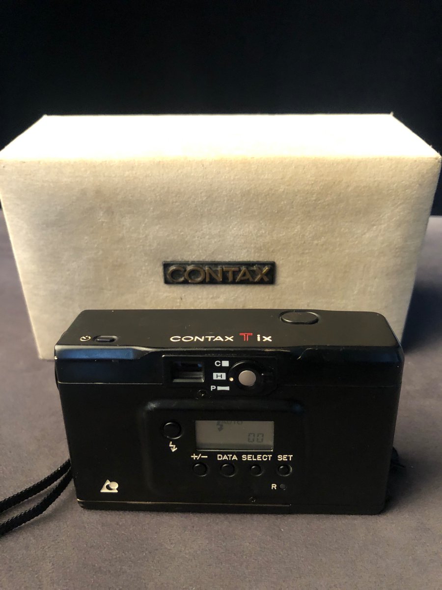 dragonfairy888's tweet photo. SELLING...
CONTAX TIX APS FILM CAMERA
Carl Zeiss lens (clean and clear internal lens)
Rare Japanese import 
Uses APS film
Fully working with minor signs of wear and tear on body (shown in photos)
Comes with original box 
Battery included

Message if interested https://t.co/Vc7p7kJGG1