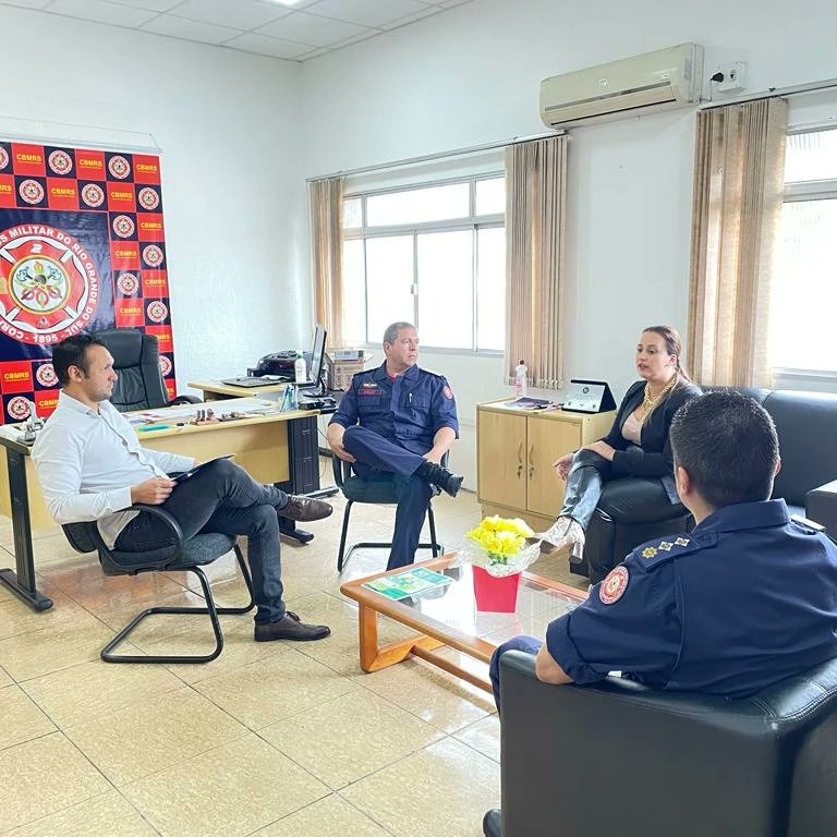 4bbmcbmrs's tweet photo. O CBMRS por meio do 4º BBM,  recebeu na manhã de quinta-feira, 06 Mai 23, o Presidente da Câmera de Vereadores de Santa Maria, Vereador Givago Ribeiro e a Vereadora Marina Callegaro, na ocasião entregaram o convite para recebimento do Título de Benemerência “Honra ao Mérito". https://t.co/ahTtaoBEV4