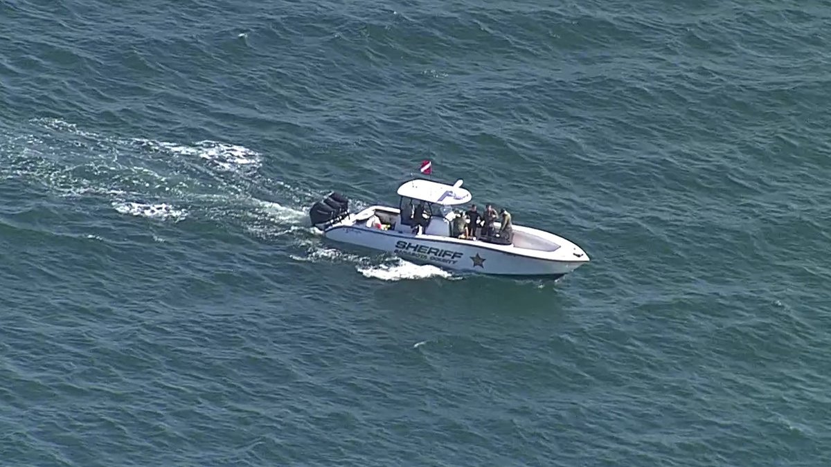 #BreakingNews <a href="/USCG/">U.S. Coast Guard</a> Jayhawk helicopter @VenicePD <a href="/MyFWC/">MyFWC</a> and <a href="/SarasotaSheriff/">SarasotaSheriff</a> marine units on scene in #Venice searching for plane crash wreckage just west of the Venice Pier. #SkyFox1🦊 See more on this story <a href="/FOX13News/">FOX 13 Tampa Bay</a> <a href="/abcactionnews/">ABC Action News</a> <a href="/10TampaBay/">10 Tampa Bay</a> <a href="/mcclellantv/">Matthew McClellan FOX 13</a>