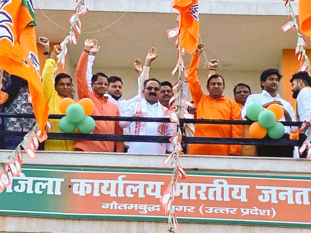 VijayBhatiBJP's tweet image. आज जिला कार्यालय पर जिला प्रभारी श्री सत्यपाल सैनी जी ( प्रदेश उपाध्यक्ष) के साथ झंडा फहराया उसके उपरांत कार्यालय में कार्यकर्ताओं के साथ राष्ट्रीय अध्यक्ष मा•श्री@JPNadda जी व विश्व के लोकप्रिय नेता यशस्वी पीएम मा• श्री @narendramodi जी के उद्बोधन को सुना l
#BJPSthapnaDiwas