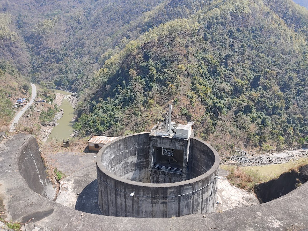iSarveshP's tweet photo. #SurgeTank
The purpose of a surge tank in a hydropower plant is to reduce the pressure swings and water hammering that arise in the penstock and prevent the penstock and other structures from damage. 
height 54 m and dia 20.5 m
#MarsyangdiHydropowerStation
@KaranSa10331889 https://t.co/m05g7HWLeO