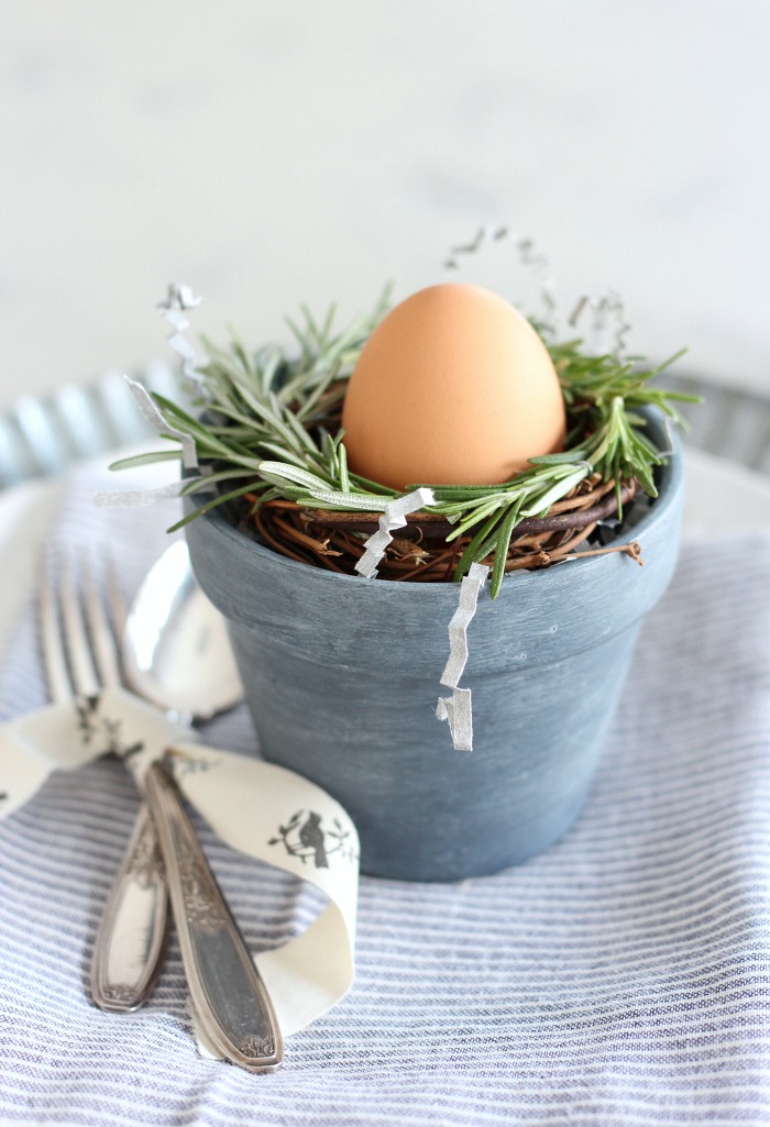 Make these easy Easter table decorations! satoridesignforliving.com/mini-rosemary-… #easter #easterdecor #EasterWeekend