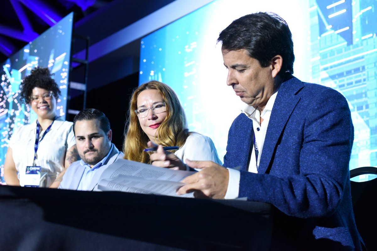 TodosLeerPR's tweet photo. La Coalición Multisectorial por la Lectura ¡Todos a leer! y ACUDEN firmaron ayer un acuerdo para promover la lectura desde la niñez temprana. 
Gracias al administrador @rcpaganpr y el liderazgo de la @FAROenege como miembro de la Coalición. https://t.co/rkKXqhUqnW