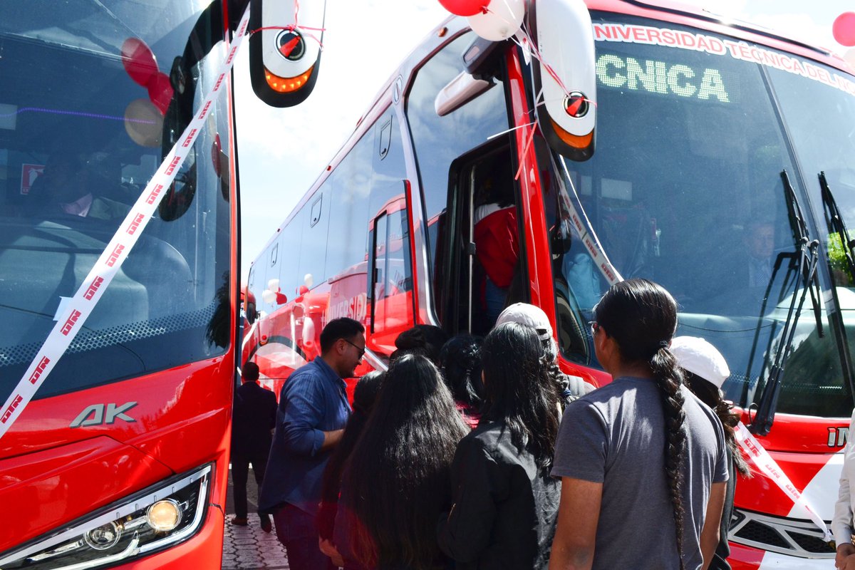 Hacemos la entrega oficial de esta hermosa, útil y moderna flota vehicular, que se usará para todas las actividades académicas, investigativas, giras de observación y que con nuestro logotipo recorrerán todos los caminos de nuestro Ecuador.
¡Viva nuestra querida y gloriosa UTN!