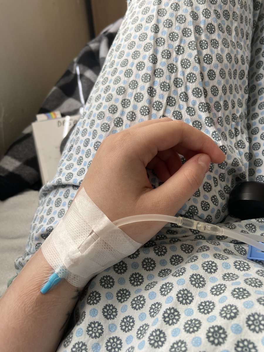 yasmbacon's tweet photo. oi gente, tô internada por conta dessa maldita doença. sou autônoma, não tô tendo como trabalhar, quase não consigo segurar o celular de dor :(

quem puder ajudar de alguma forma, agradeço. tô cheia de remédio (e conta) pra pagar e não sei quando saio do hospital https://t.co/gYmf6sw3Lb