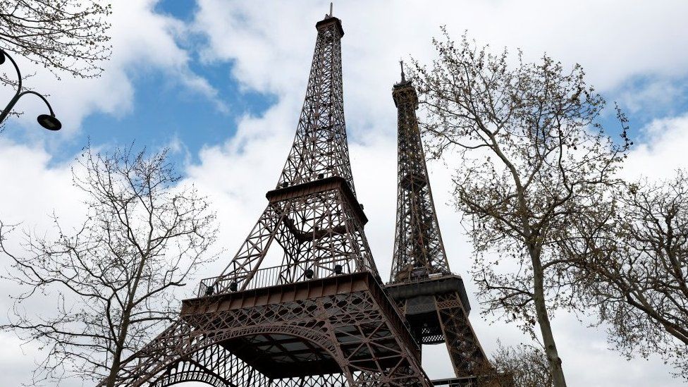 BBCNewsround's tweet photo. Paris now has TWO #Eiffel Towers? Quelle surprise! Find out what's going on here... 🗼 https://t.co/7O2xckUGw4
#Eiffela #TourEiffel #PhilippeMaindron https://t.co/lLCYZ0QCLC