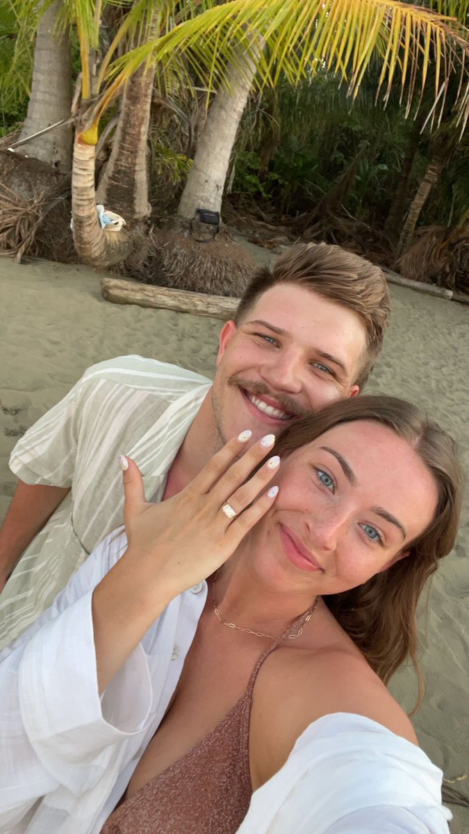 Engaged! Way too blessed🤩