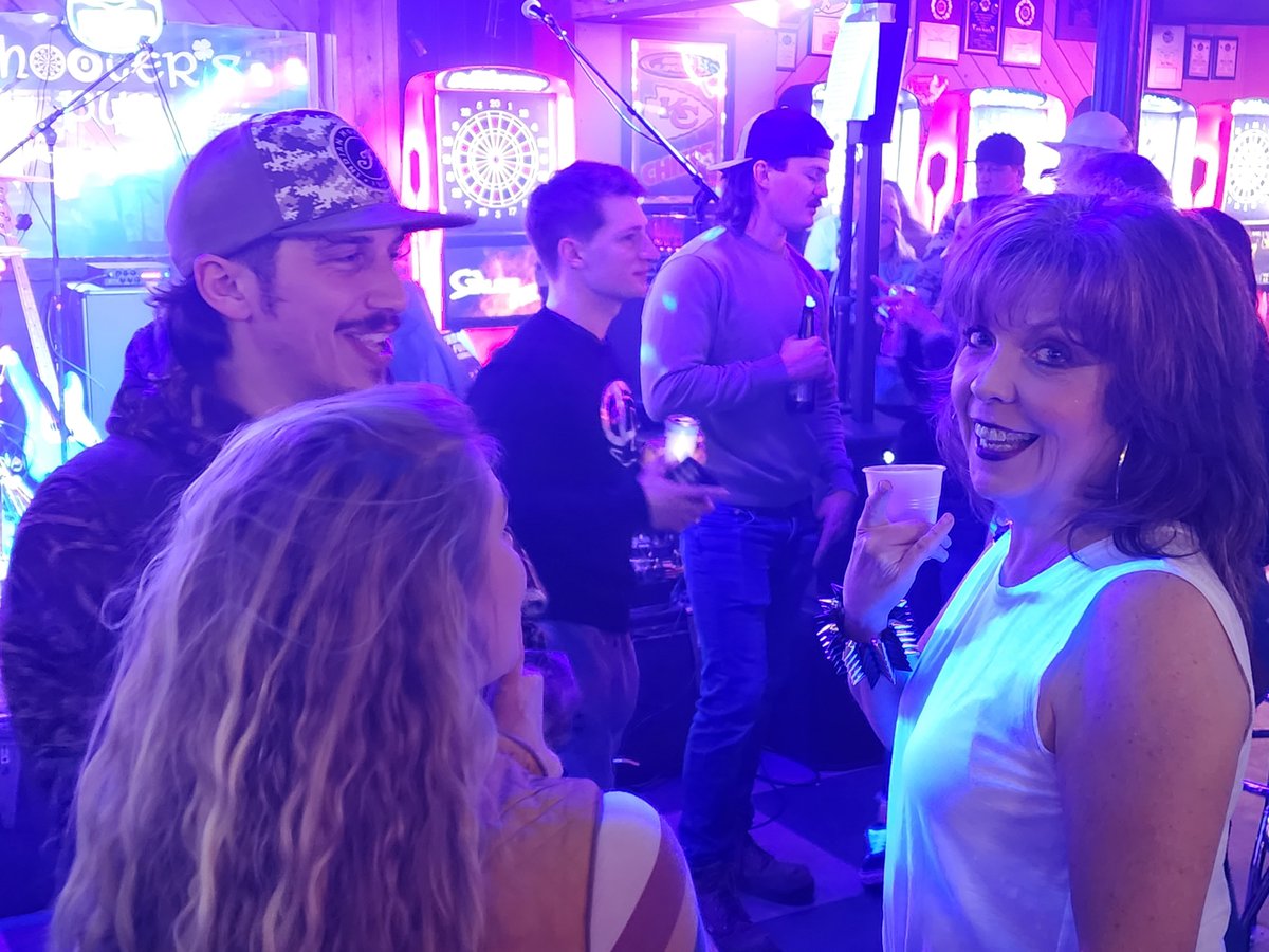 MNheroesend's tweet photo. Patsy and fans! https://t.co/6kYou45aMY