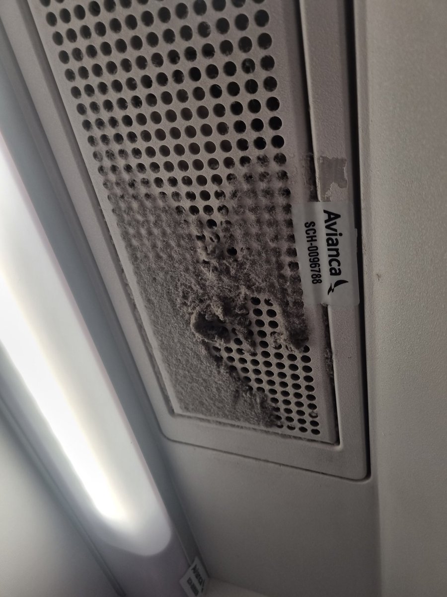 Mignot's tweet photo. @brumelianebrum @Avianca E esse era o estado fo filtro de ar do banheiro no voo. https://t.co/Oht70IdWqJ