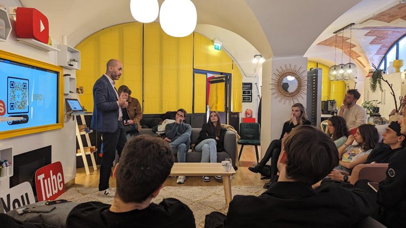 🤝 L’équipe Partenariats de YouTube a reçu 10 créatrices et créateurs accompagnés par <a href="/WebediaFR/">webedia</a> et combinant une audience de 6M d'abonnés pour un atelier de formation.

➡️ L'occasion de revenir sur la future régulation encadrant le secteur de l’influence.

cc <a href="/BrunoLeMaire/">Bruno Le Maire</a> 

1/4