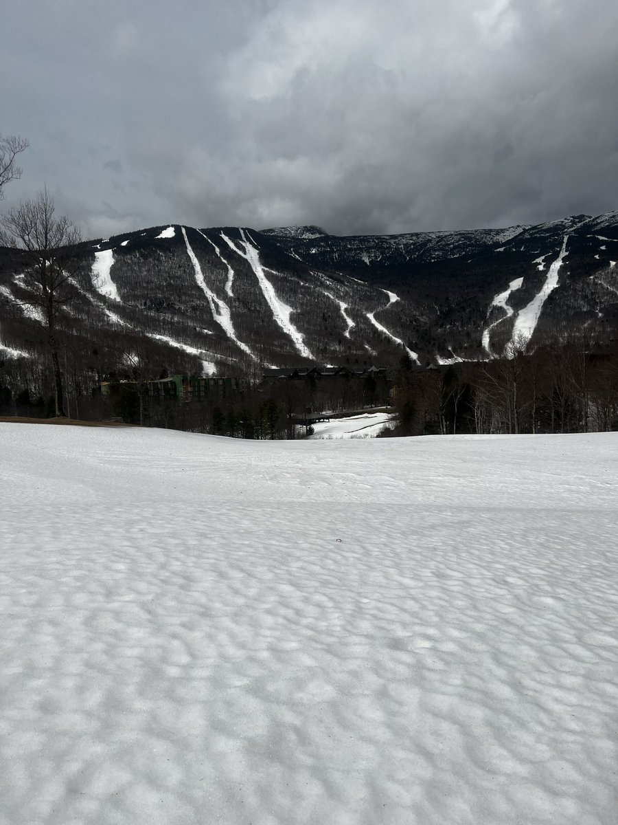 Stowe is still looking pretty good 🎿🚠⛷️ Spring Turns a plenty. #Stowe #vermont #springskiing