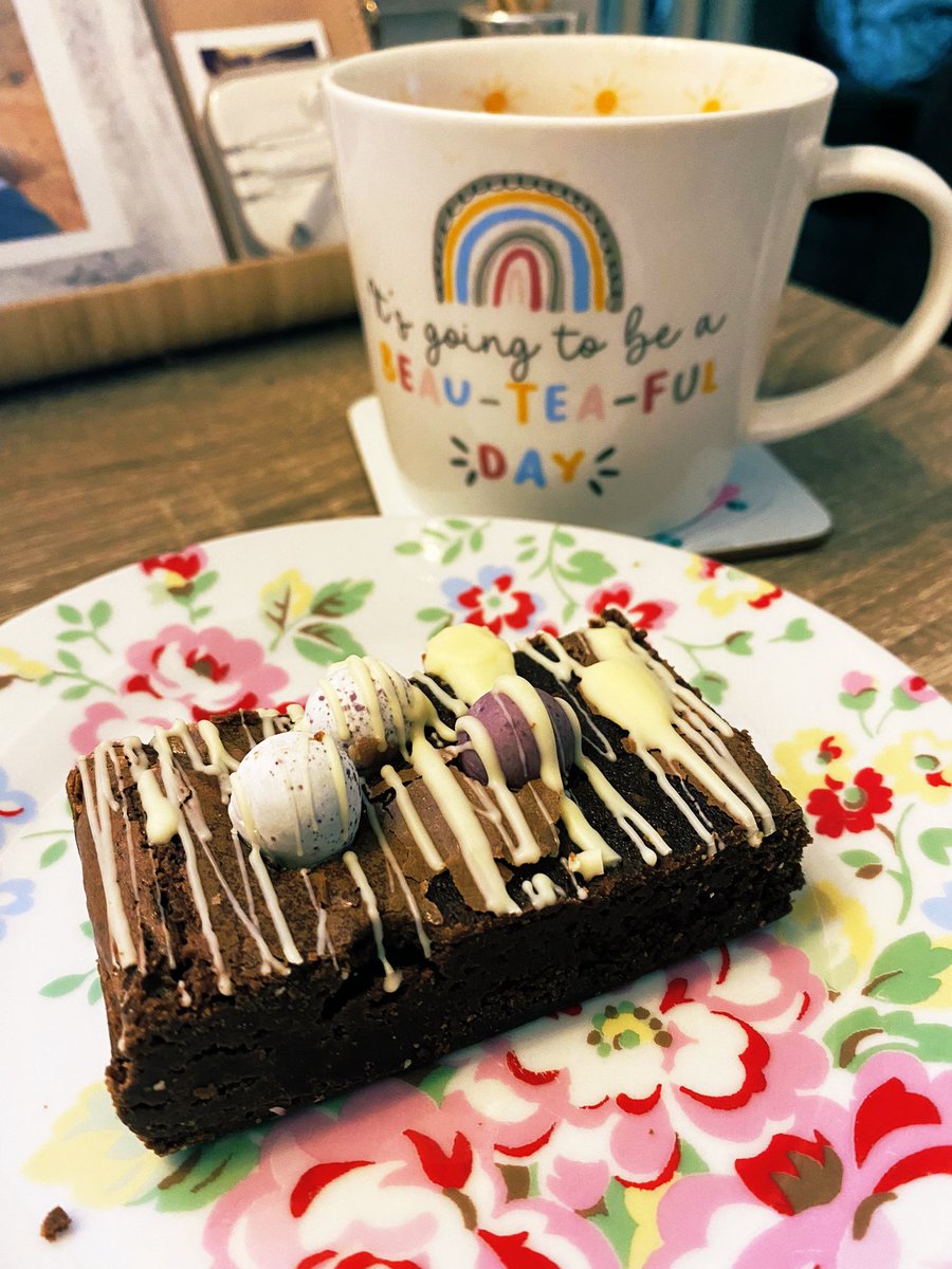 digiKherrin's tweet photo. Easter arrives early @adido - yummy Easter brownies delivered to our doors. Thank you @andy_head @hooj 🐣🍫 https://t.co/diJfgIvUKe