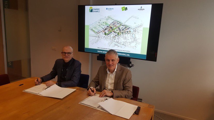 Omthuis en LATEI projectontwikkeling B.V. hebben de overeenkomst gesloten voor de ontwikkeling van 31 #sociale #huurwoningen en tien sociale koopwoningen in Achterveld.

120 energiezuinige woningen zijn onderdeel van de nieuwe wijk ‘#Mastenbroek2’.