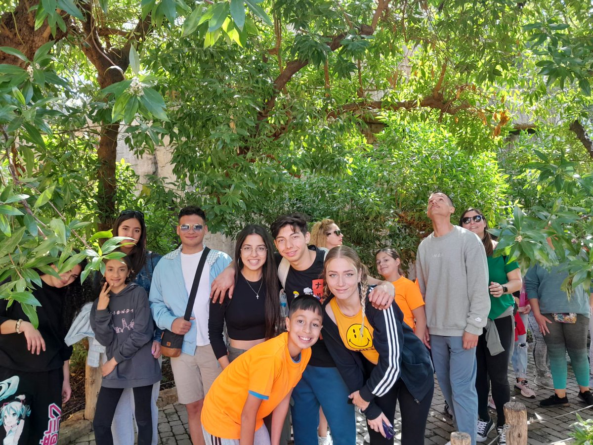 gitanos_org_elx's tweet photo. Hemos pasado un maravilloso día de convivencia con el alumnado, familias y equipo técnico de FSG #Elche en @Bioparc de València. 
Hemos celebrado con alegría el final del segundo trimestre y recargado pilas para la recta final del curso. 

#Kumpania
#ImpulsaKumpania
#Promociona https://t.co/9pMa7hrWAu