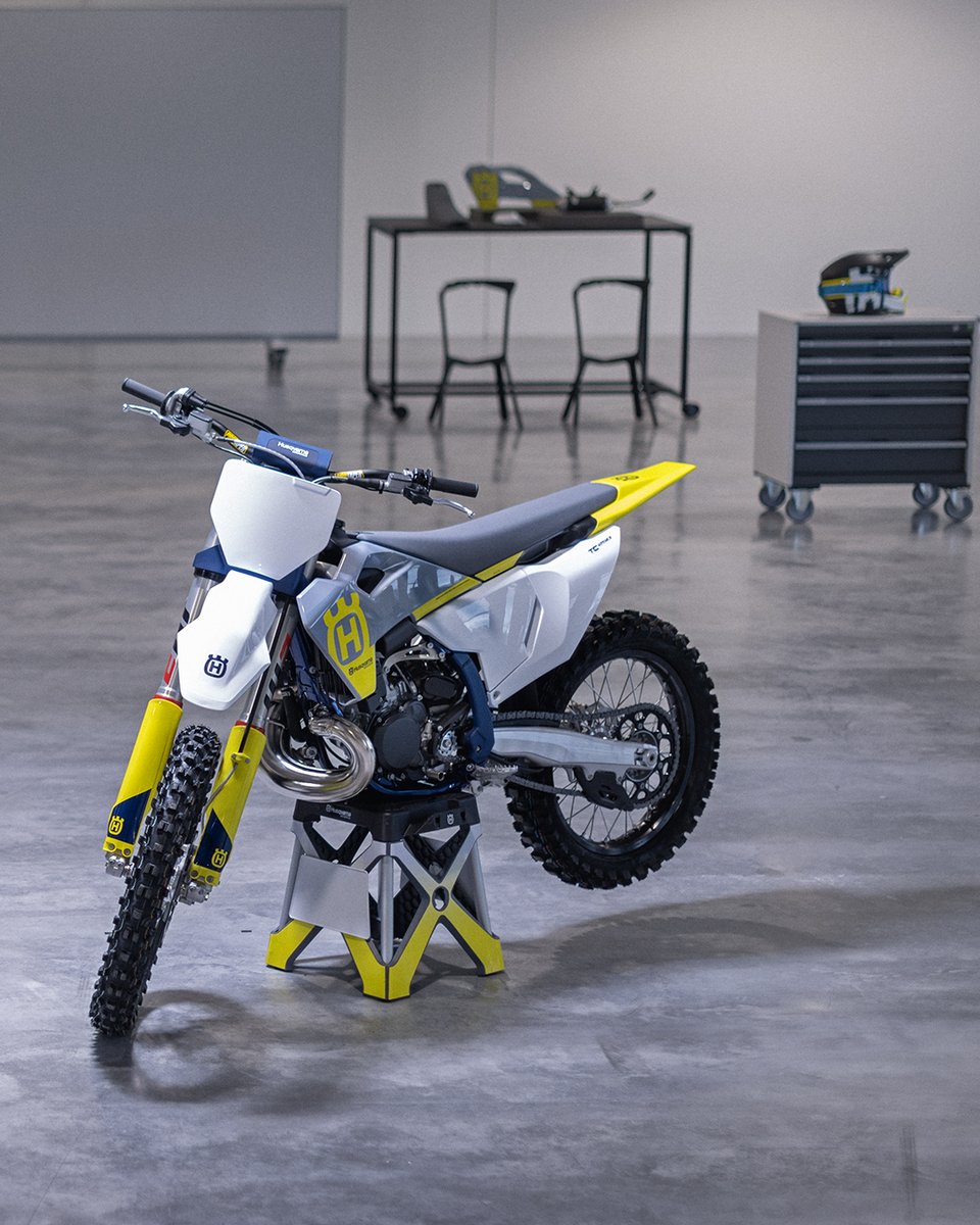 Hqv_Motorcycles's tweet photo. Experience the perfect combination of power and agility with our legendary 2-stroke motocross machines. The only question is, would you choose the TC 125 or the TC 250?
#HusqvarnaMotorcycles #RideHusky #GoRide #EngineeredToOutperform #Motocross #TC125 #TC250 https://t.co/ABZsDTH5ka